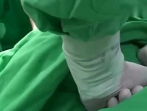 男生生孩子难产压肚子羊水视频-男生生孩子难产压肚子羊水视频：男子分娩时的剧痛与坚持